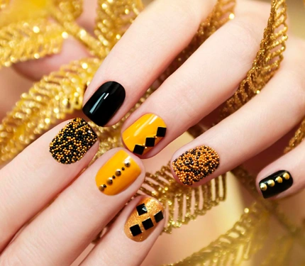 Manicure short nails with rhinestones